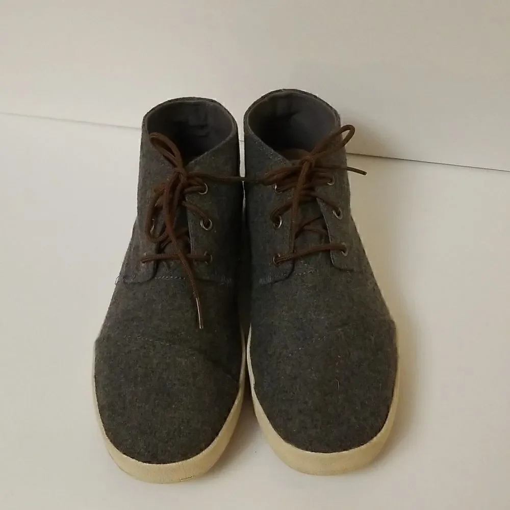 Tom's grey lace up shoes. Size 9.